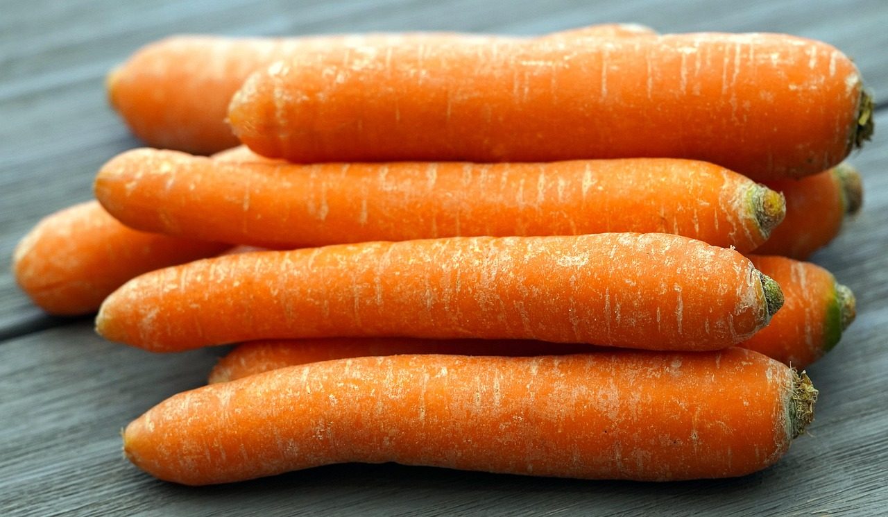 Zelené smoothie s tropickým ovocím a mätou